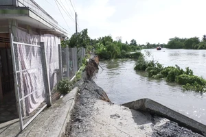 Sạt lở nghiêm trọng tại xã Cẩm Sơn khiến một đoạn đường chìm xuống sông Ba Rài