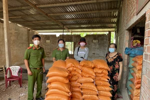 Công an huyện Đức Hòa hỗ trợ gần 35 tấn gạo và nhiều rau củ cho người lao động