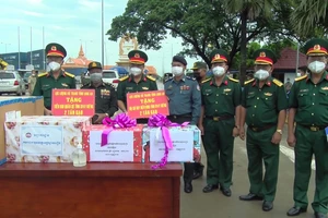 Bộ Chỉ huy quân sự tỉnh Long An trao tặng gạo cho các đơn vị quân đội Campuchia