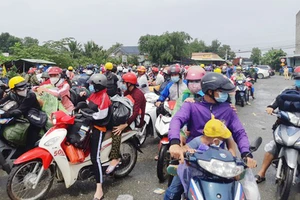 Khoảng 900 người dân và công nhân lao động tại Long An đổ về các tỉnh miền Tây nhưng không thể thông chốt cầu Đức Hòa, huyện Đức Hòa