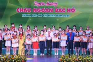 Phó Bí thư Thành ủy TPHCM Nguyễn Hồ Hải tuyên dương Cháu ngoan Bác Hồ năm 2021