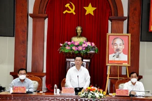 Đồng chí Nguyễn Trọng Nghĩa thăm, làm việc tại Tiền Giang