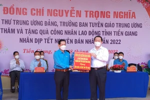 Trưởng Ban Tuyên giáo Trung ương tặng quà Tết cho công nhân Tiền Giang