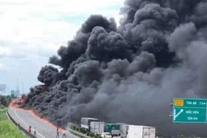 Cháy xe tải chở nhớt gây kẹt xe nghiêm trọng trên cao tốc Trung Lương - TPHCM