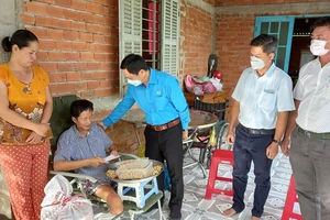 Thăm, tặng quà cho công nhân Tiền Giang bị tai nạn lao động nặng