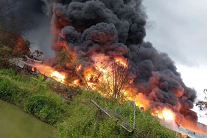 Lực lượng công an huyện Đức Hòa tìm cách dập tắt đám cháy