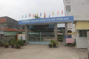 Nữ sinh lớp 9 rơi từ lầu 3 trường học ở Tiền Giang