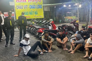 Gần 40 "quái xế" ở Tiền Giang chặn tỉnh lộ làm đường đua trái phép