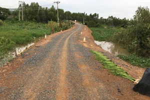 Gần 1 tỷ đồng khắc phục sụt lún đường liên xã Tuyên Bình Tây - Vĩnh Bình (Long An)
