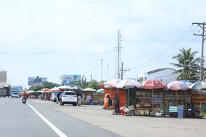 Tái diễn tình trạng hàng rong lấn chiếm lề đường dưới chân cầu Mỹ Thuận