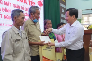 Phó Thủ tướng Lê Minh Khái thăm, tặng quà tết tại Long An