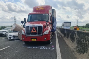 Giao thông trên cao tốc TPHCM – Trung Lương ùn ứ do giấy cuộn khổng lồ từ container rơi đè bẹp ô tô 