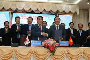 Thị trưởng TP Yangsan (Hàn Quốc) thăm và làm việc tại Long An