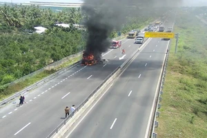 Điều tra nguyên nhân xe tải bốc cháy trên cao tốc Trung Lương - Mỹ Thuận