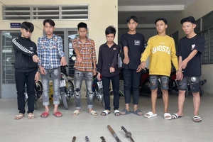 Tạm giam 7 thanh thiếu niên cầm vũ khí xông vào hội chợ đòi tiền bảo kê