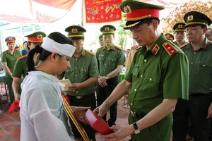 Trung tá CSGT Nguyễn Xuân Hào hy sinh khi làm nhiệm vụ được cấp bằng Tổ quốc ghi công