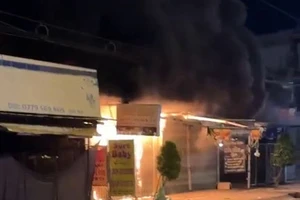 Cháy rụi 2 ki ốt trong đêm ở Tiền Giang
