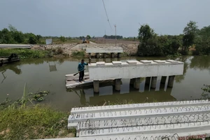 Vụ xây móng cầu xong người dân không cho gác dầm, huyện Tân Phước nói gì?