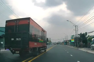 Xe tải lấn làn vượt ẩu trong khu vực đông dân cư ở Long An