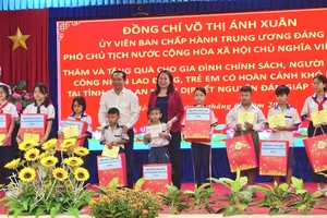 Phó Chủ tịch nước Võ Thị Ánh Xuân thăm và tặng quà tết tại Long An