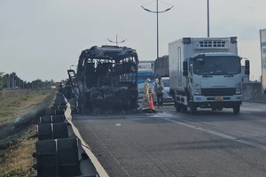 Đang lưu thông trên cao tốc TPHCM – Trung Lương, xe khách bốc cháy trơ khung