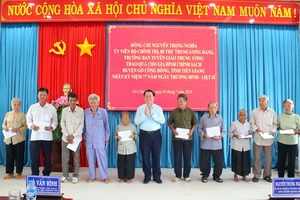 Đồng chí Nguyễn Trọng Nghĩa thăm và tặng quà gia đình chính sách ở Tiền Giang