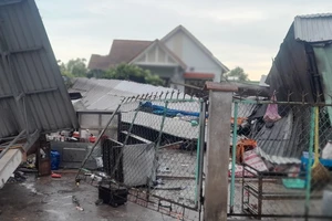 Lốc xoáy làm sập, tốc mái 33 căn nhà ở Tiền Giang