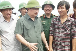 Phó Thủ tướng Trịnh Đình Dũng trực tiếp chỉ đạo ứng phó bão số 10 tại Quảng Bình. Ảnh: MINH PHONG