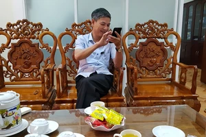 Ông Đinh Hữu Niên trong phòng Chủ tịch UBND huyện Minh Hóa