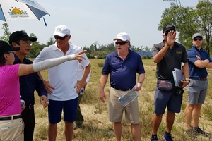 Huyền thoại golf thế giới Greg Norman (áo trắng) đến Quảng Bình thiết kế sân golf