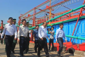 Phó Thủ tướng Thường trực Chính phủ Trương Hòa Bình thị sát các xã ven biển Quảng Bình