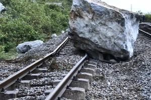 Một tảng đá làm hỏng đường ray của tuyến đường sắt Bắc Nam tại ga Lạc Sơn.