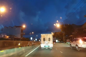 Ô tô đưa nghi phạm cướp quỹ tín dụng nhân dân xã Thanh Thủy về Đồng Hới