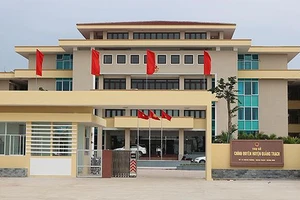 UBND huyện Quảng Trạch vừa có quyết định kiểm điểm 5 cựu hiệu trưởng, thải hồi các giáo viên khai man hồ sơ để lọt vào đặc cách giáo viên.