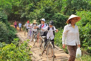 Mùa mưa người dân đi cầu tạm trong lòng hồ Thanh Sơn