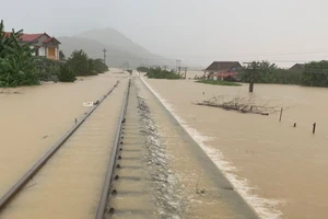 Quảng Bình: Hơn 5km đường sắt Bắc - Nam bị nhấn chìm trong lũ 