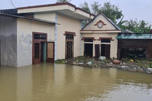 Nhiều khu vực tại Quảng Ninh và Lệ Thủy vẫn chìm trong biển nước