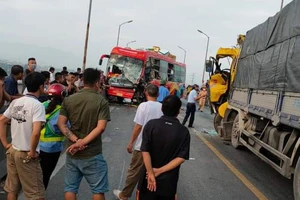 Tai nạn trên cầu Gianh, 1 người tử vong, quốc lộ 1A ách tắc hàng chục cây số