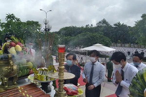 Các đại biểu dâng hương trước lễ đài