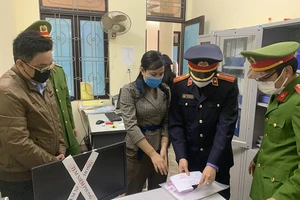 Cơ quan công an khám xét phòng làm việc của Nguyễn Thị Thùy Linh