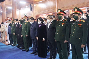 Đoàn công tác do Thủ tướng Phạm Minh Chính dẫn đầu dâng hương, dâng hoa tại đền thờ Bác Hồ và các Anh hùng liệt sĩ tỉnh Quảng Bình