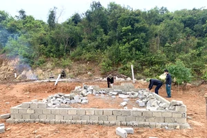 Người dân xã Quảng Lưu, huyện Quảng Trạch, Quảng Bình tháo dỡ công trình trái phép chờ đền bù