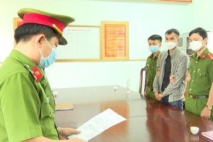 Cơ quan công an huyện Bố Trạch đọc lệnh khởi tố đối tượng Mai Thanh Hùng
