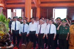 Nguyên Chủ tịch nước Trương Tấn Sang tưởng niệm các liệt sĩ tại đền thờ liệt sĩ ở trọng điểm Cà Roòng-ATP
