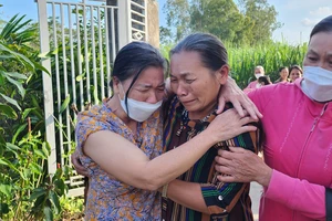 Xúc động người phụ nữ Quảng Bình gặp lại người thân sau 19 năm bị lừa sang Trung Quốc