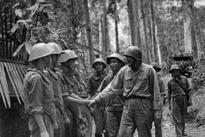 Trung tướng Đồng Sỹ Nguyên thăm hỏi cán bộ chiến sĩ trên chiến trường Trường Sơn. Ảnh tư liệu 