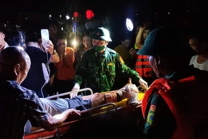 Quảng Bình: Bộ đội biên phòng cứu sống một ngư dân gặp tai nạn trên biển