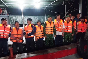Cứu 10 thuyền viên tàu cá Quảng Ngãi gặp nạn trong đêm