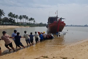 Quảng Bình: Bất chấp lệnh cấm biển, 2 ngư dân ra khơi bị chìm thuyền 