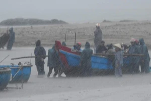 Quảng Bình: Tìm kiếm một ngư dân mất tích trên biển 
